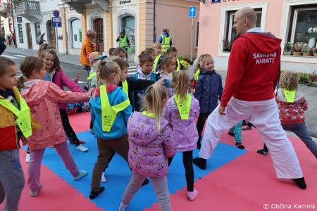 Otroci kamniških šol in vrtcev rajali na Glavnem trgu in se učili o trajnostni mobilnosti (14)